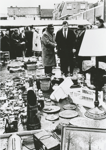 875408 Afbeelding van een uitstalling met tweedehands goederen, op de wekelijkse rommelmarkt op het braakliggende ...